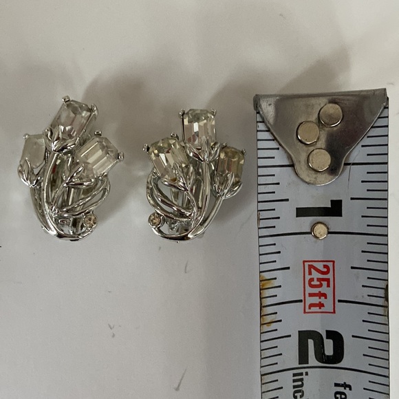 Vintage flower clip rhinestone earrings - Picture 4 of 4